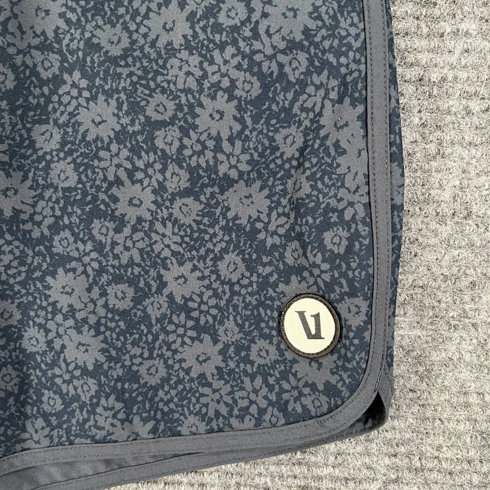 Vuori Cruise Boardshorts Mens 34 Floral Print Charcoal Grey Stretch Swim Surf